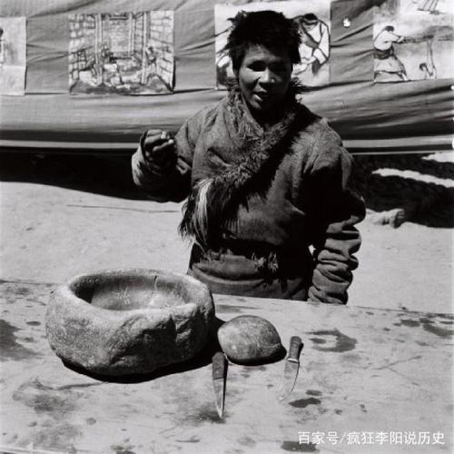 老照片:再现旧时代西藏农奴当牛做马,暗无天日的悲惨