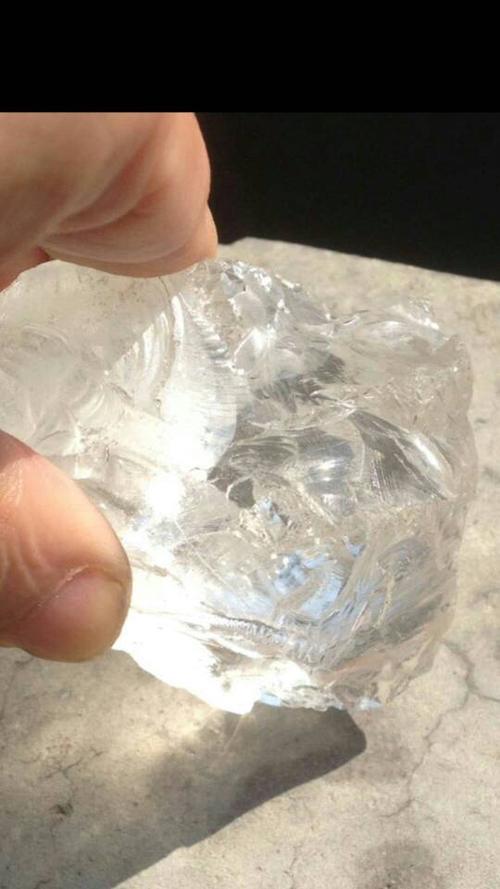 今天挖机挖出来个这样透明的石头,不知道是什还请懂的