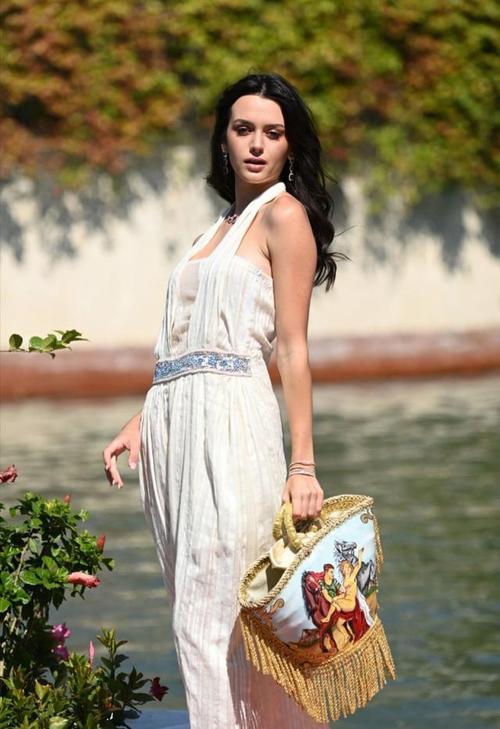 美女图——意大利模特瓦伦丁·科尔维诺