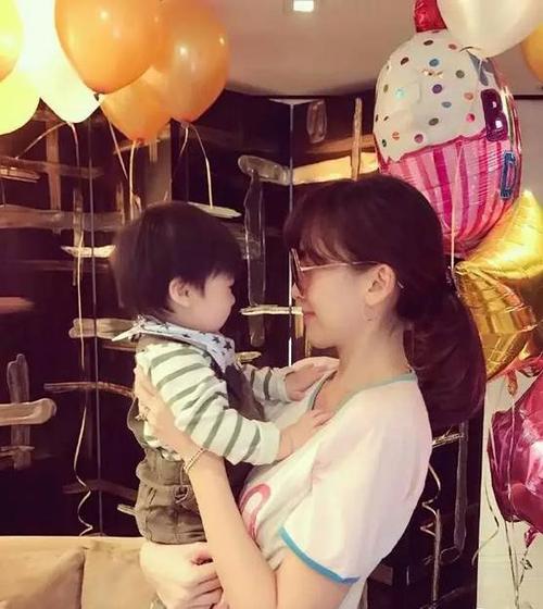 近日,陈若仪又和朋友跑去聚会了,她还是姐妹团的颜值担当啊!