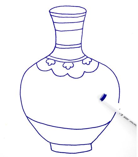 运用蓝色水彩笔有规律的描绘出瓷器上的花纹,鼓励小朋友们发挥主观能