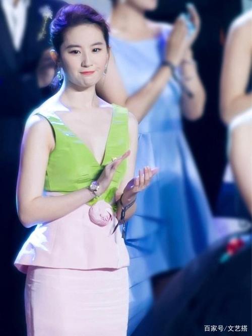 刘亦菲有颜好任性,绿粉的配色照样清新动人,一身的仙气难掩藏