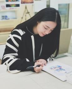 2013年8月,李莎旻子因与高中母校长沙市雅礼中学的一组合影《雅礼