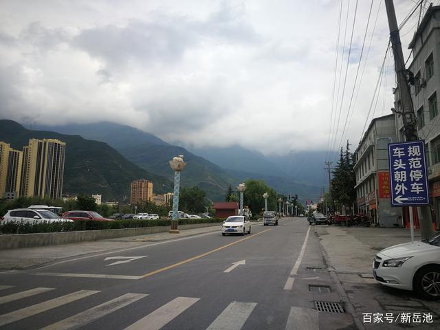 都是这样,石头居多,土壤较少 这边虽然是山区,但是茂县县城确实不小