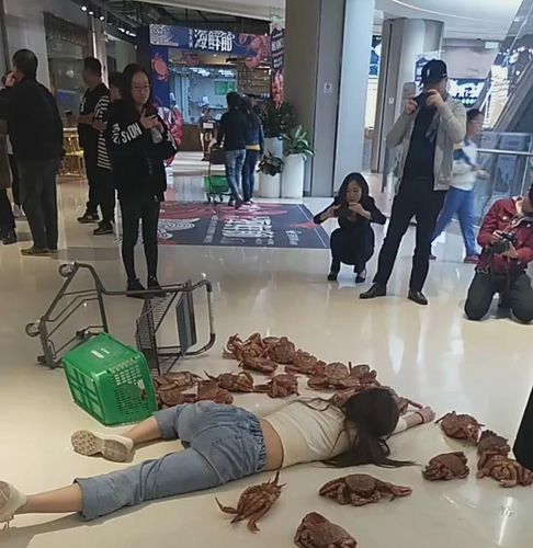 帮助别人的照片真人