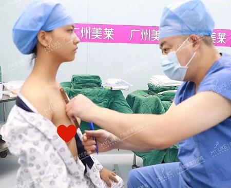 34c罩杯的细腿精,抽了200ml脂肪隆胸!