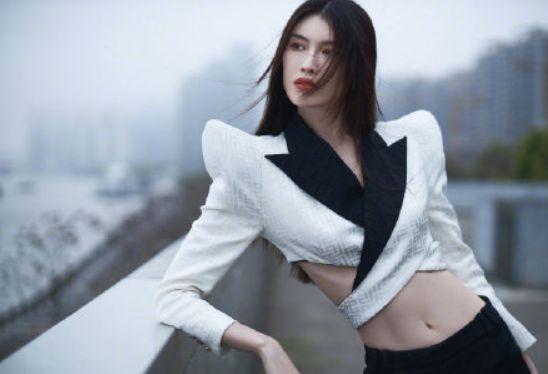 何穗曾经在接受采访时说过,自己多年以来一直坚持做瑜伽,每周去健身房