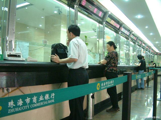 银行很多柜台有工作人员闲着,为何只开其中一两个窗口?