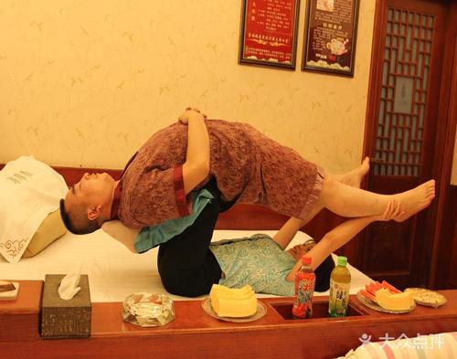 套餐详情介绍 古典泰式按摩套餐是由:顶腰,踩背,拉筋,松骨,按头,腹部