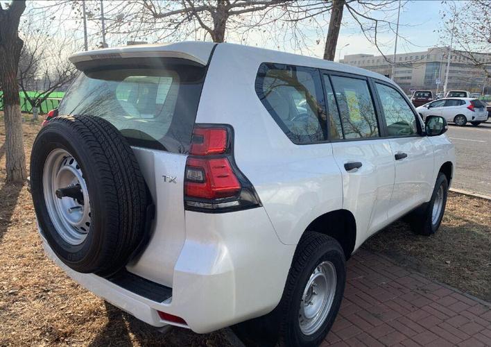 首批新款丐版丰田普拉多亮相港口,预售40万,网友:这价格买三菱帕杰罗