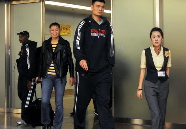 嫁给体重超过400斤的姚明,有什么感受?叶莉坦言:太大只,生活不方便