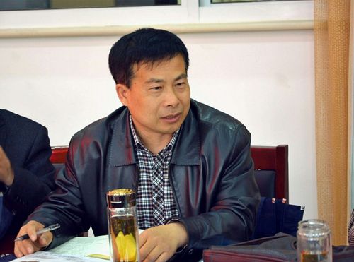 十五中校长吴学军发言.▼
