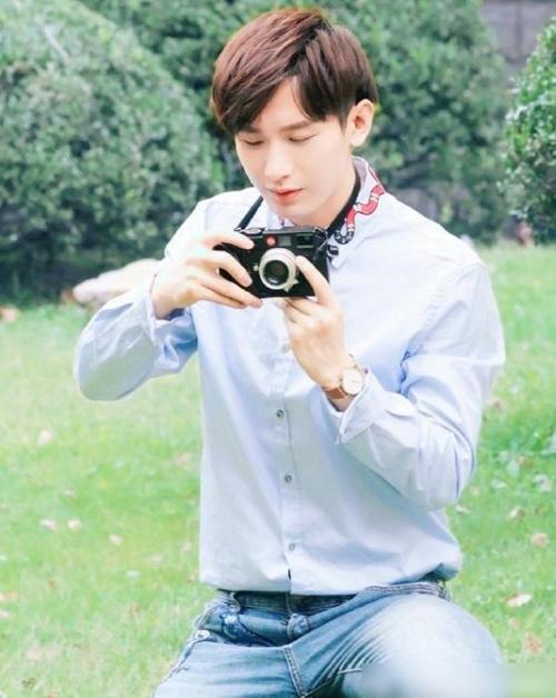 成毅晒"女友视角"照片,从他眼中看出满满的爱意!网友:难道恋爱了