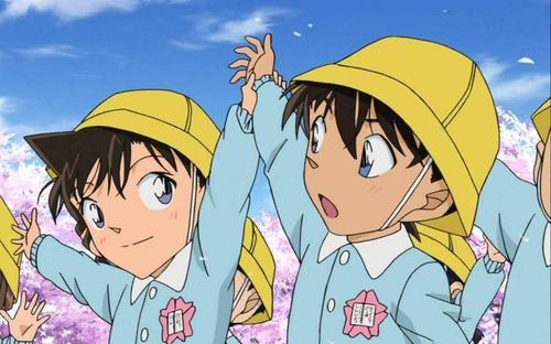 最初的青山可能设定小哀与柯南有些暧昧;在满月篇中,小兰用自己的身体