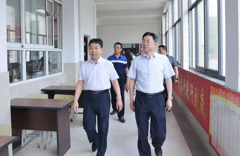 塘桥高级中学党总支书记,校长王忠明介绍了学校在临考阶段备战高考的