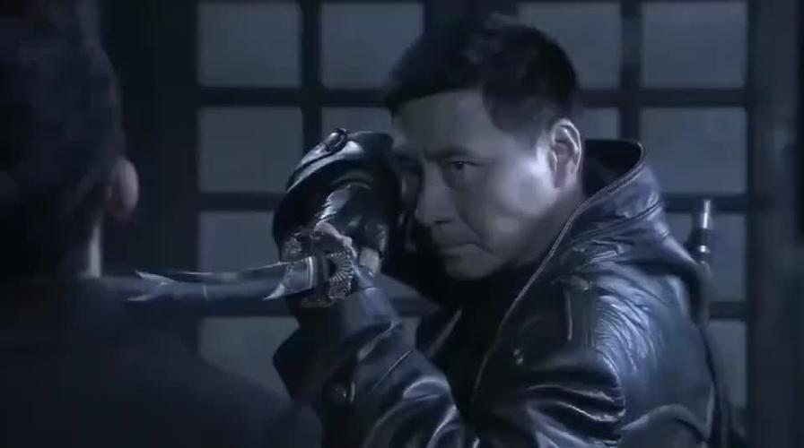 孤岛飞鹰:傻八听到燕双鹰念出暗语,立马拿出刀鞘,誓死