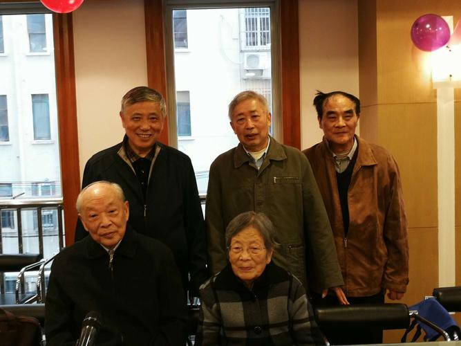 李正康,顾福卿,陆国华与老师合影