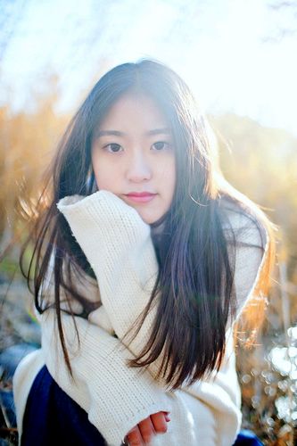 冬天季节里一个依偎在郊外的清秀女孩