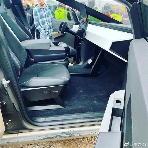 特斯拉cybertruck皮卡实车"素颜"出境 内饰首次曝光
