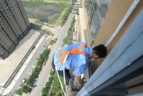 山东青岛,李沧区一空调安装师傅不慎坠楼,房东需要担责吗?