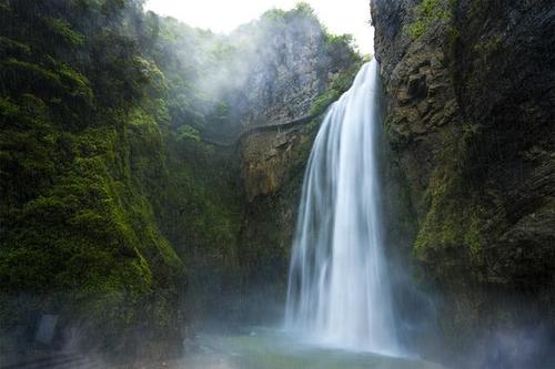 峡谷独特的地形使德夯苗寨以其田文台地和流沙瀑布而闻名,而德夯偏远