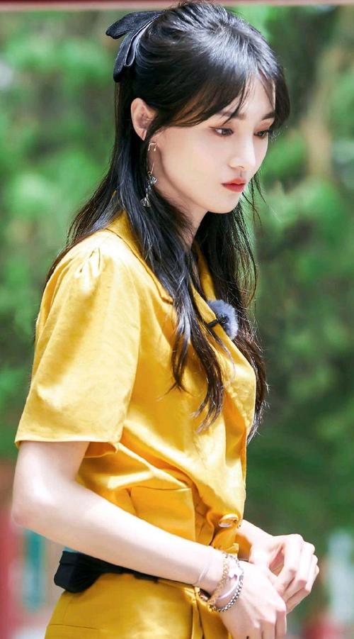 "爽妹子"郑爽,身材纤细,美丽动人