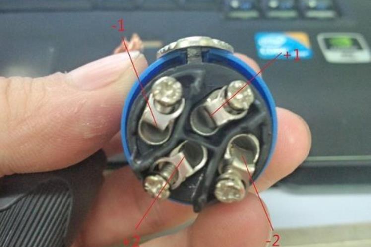 专业功放音箱4芯欧姆头怎么接啊?