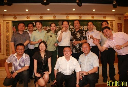 图为:董书民将军,原部队老领导现市民政局副局长田培忠等领导到场祝贺