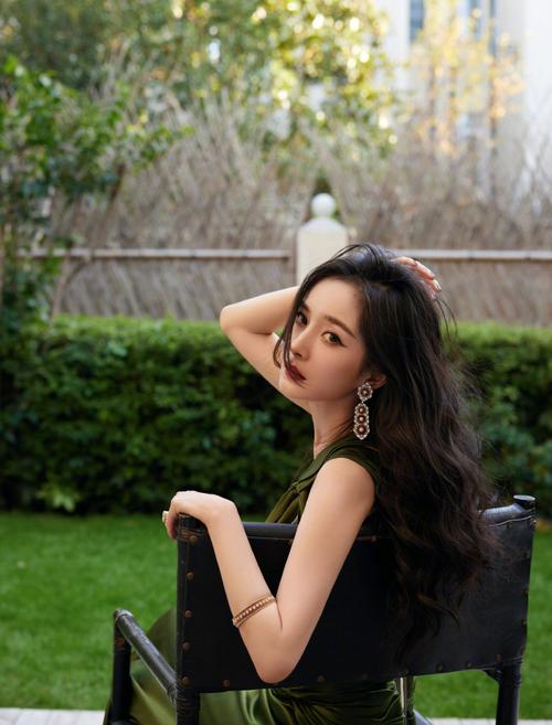 杨幂绿色水波烟雨绸缎长裙##杨幂梦幻星流光斗篷裙