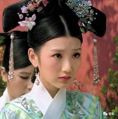 《甄嬛传》中的毛晓彤确实面部不够饱满,但论美貌度和自然感真的远远