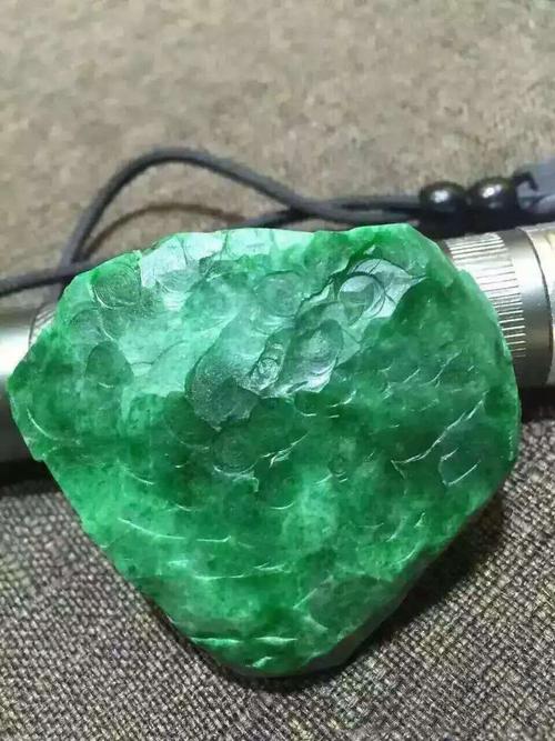 一块不起眼的翡翠小色料,逆袭的华丽蜕变!