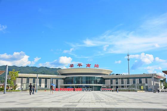 天白云下的渝万高铁梁平南站.特约通讯员 张常伟 摄