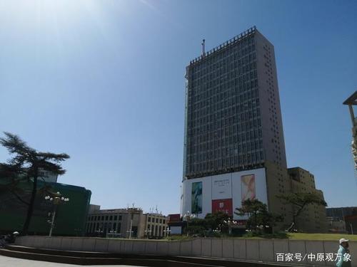 不同角度拍摄郑州二七广场和待拆的友谊大厦