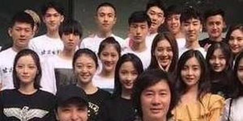 王俊凯大学班级大合照曝光 帅哥美女云集超养眼