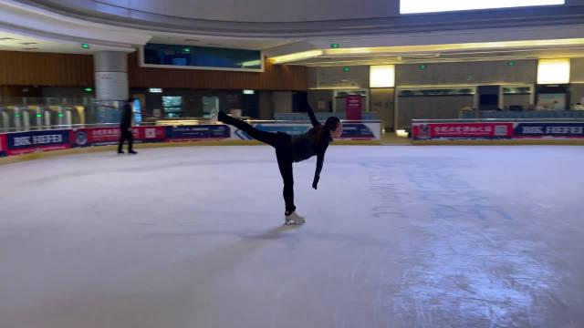 花样滑冰日常训练,特别的拍摄角度燕式好像更好看了