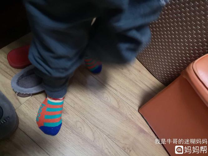 大晚上不睡觉穿袜子走来走去的小孩          