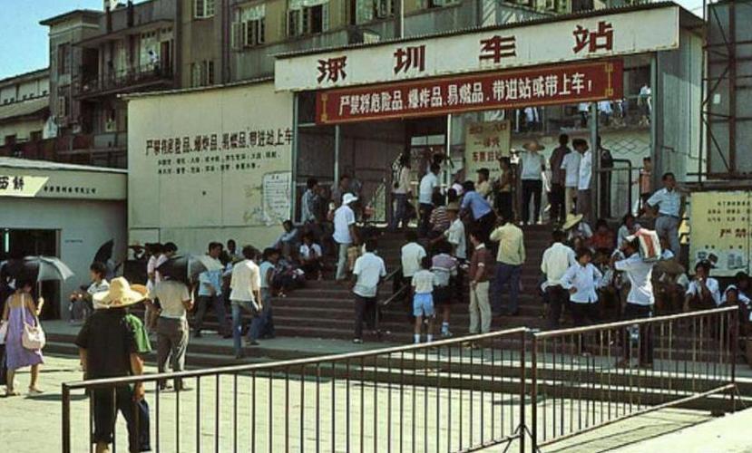 80年代的深圳火车站:小汽车成群,广告牌接二连三