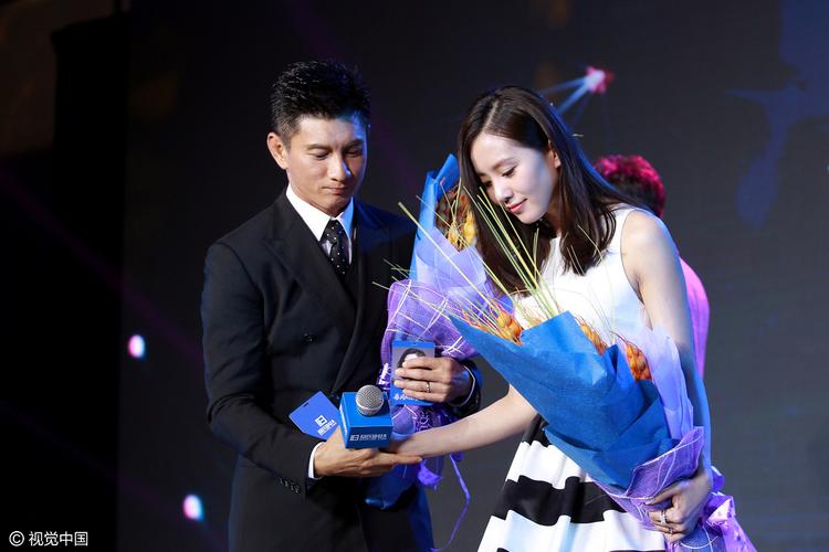 吴奇隆刘诗诗婚后首度公开亮相 深情对视秀恩爱