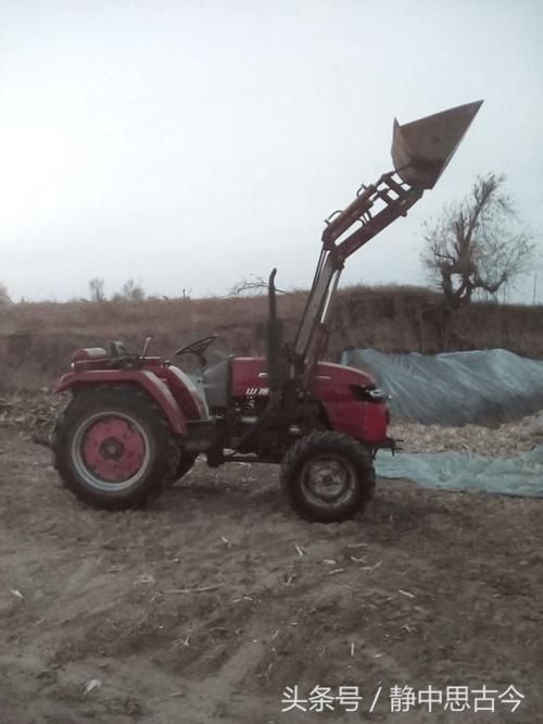 铲车举起的威武照