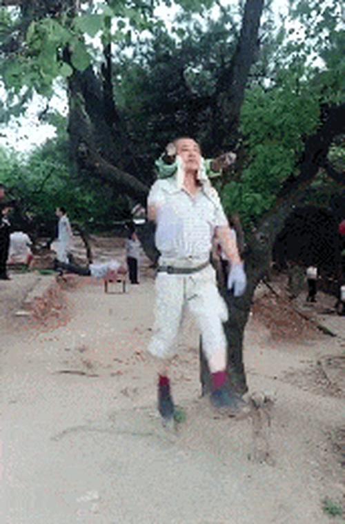 拿捏手势是什么意思?你大爷告诉你:真正的街头王者从来不在健身房里!