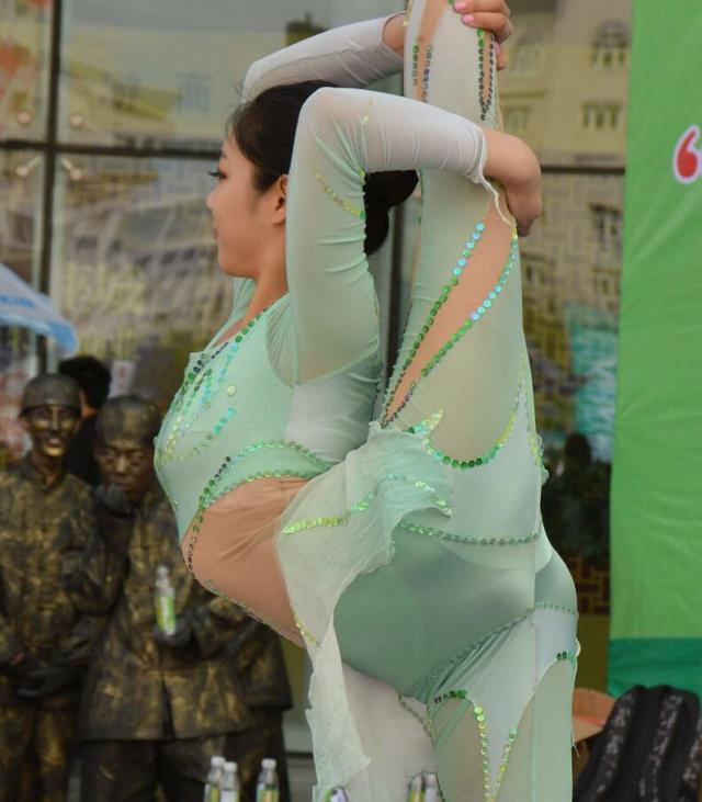 逆天的柔术表演,超高难度姿势突破身体极限!