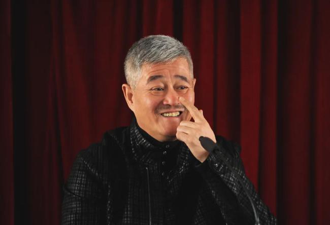 某天赵本山接到通知,说北京来了领导要看他表演,演好了能上电视.