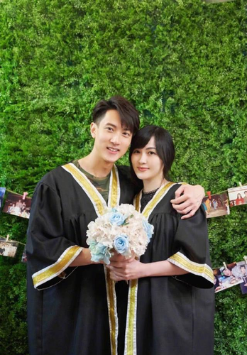 吴尊与老婆林丽吟再穿学士服拍照,俩人如大学生,十指紧扣超甜蜜