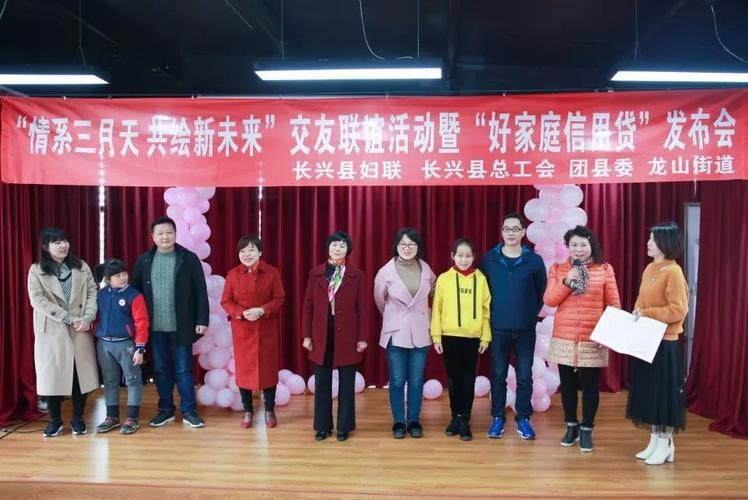 龙山街道党工委书记李建成为长兴外来高层次人才送上长兴人的心意.