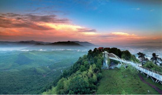 苏仙岭是国家4a级旅游景区,它距离郴州火车站很近,飞天山,王仙岭,爱