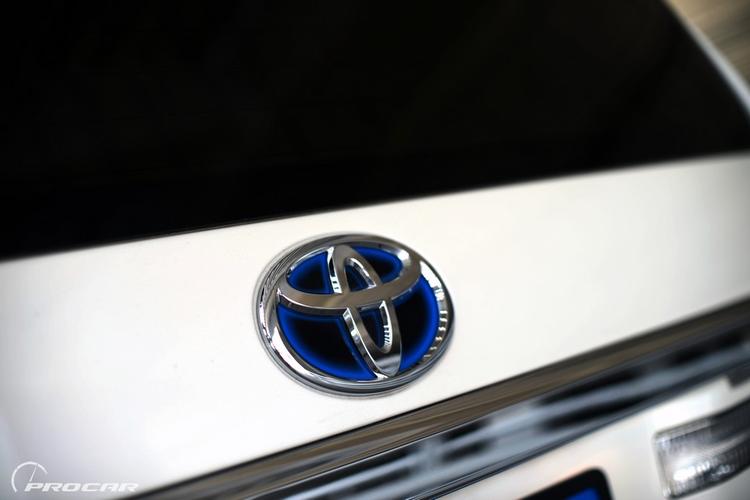 车标被车主改成了vellfire独有的深邃蓝丰田标志,整体车身搭配一流.