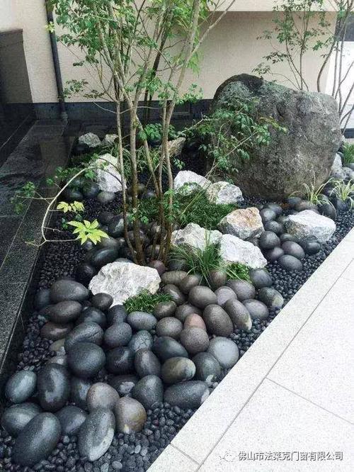 石头体积太大,这时候鹅卵石就派上用场了,根据具体情况随意摆放就