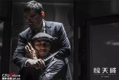的兴趣,二人在互相试探,智斗暗涌的过程中逐渐牵扯出一桩更大的阴谋