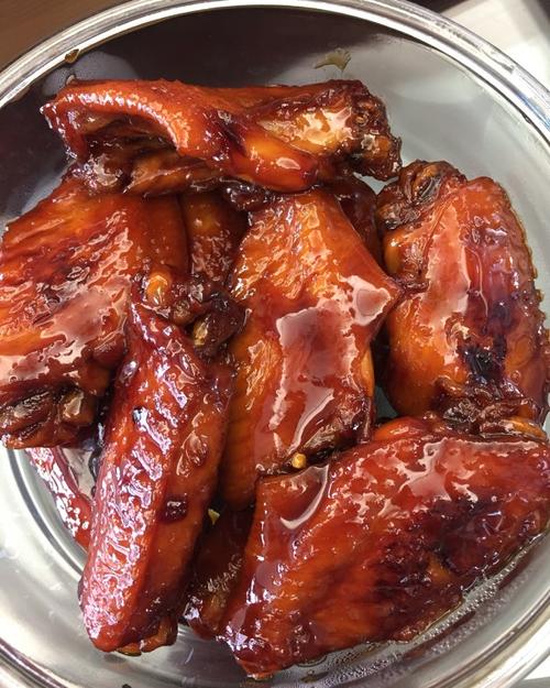  p>原味红烧鸡翅是由鸡翅为主要食材做成的一道菜品,属于家常菜. /p>