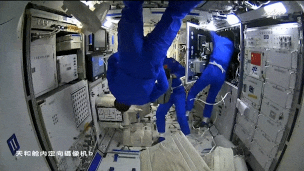 你现在可以打开舱门 飘向你的太空生活了 空间站,我来了!